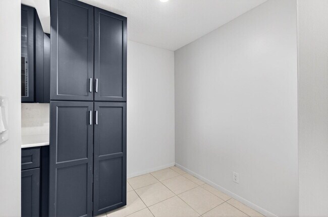 Building Photo - 12 Royal Palm Way