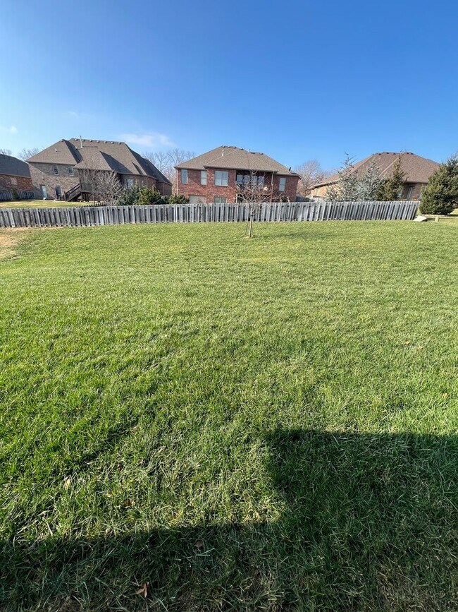 Building Photo - 4 Bedroom | 2 Bathroom | 3 Car Garage| Springfield MO | Fire Place | Covered patio!