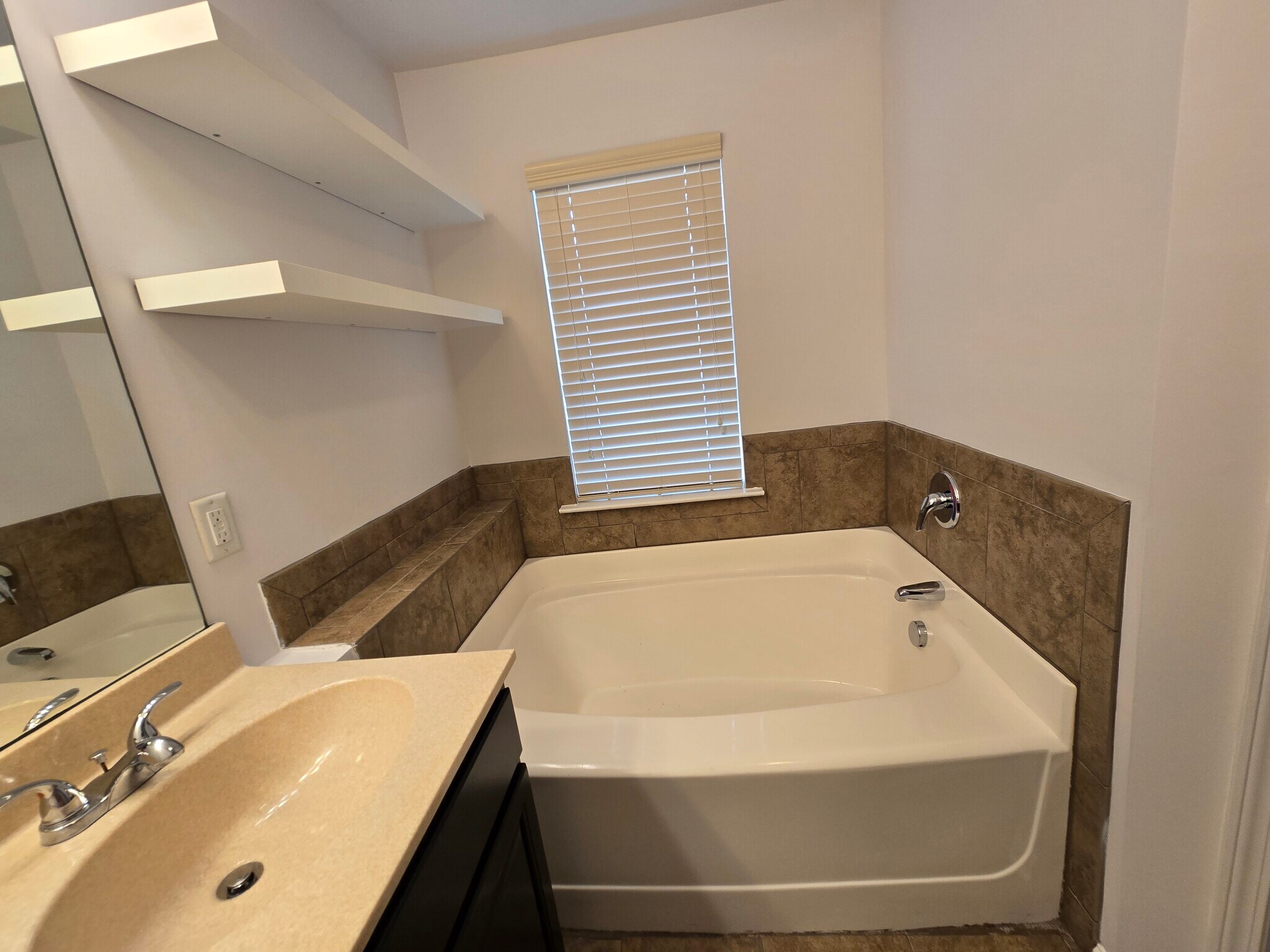 Building Photo - 2470 Whiteoak Run SE