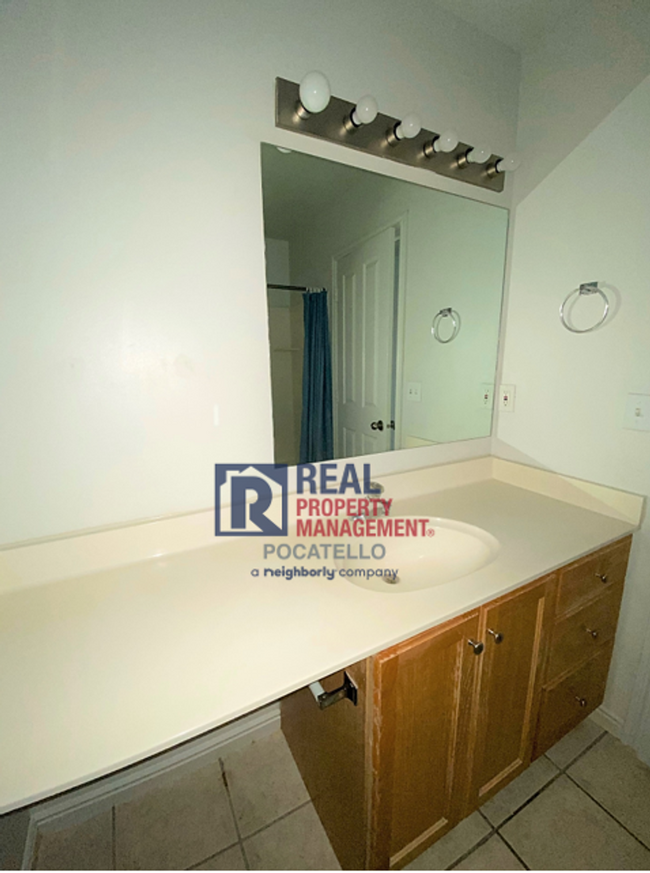 Building Photo - MOVE IN SPECIAL - 2 Bed 1.5 Bath Town Home...