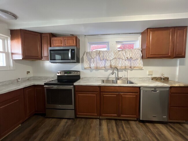 Building Photo - Large, well-maintained 4-bedroom, 1-bathroom row home