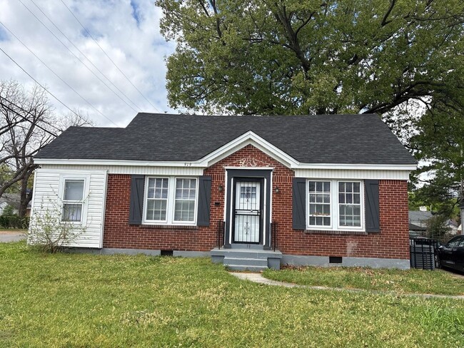 Building Photo - Newly Renovated Home in Hyde Park - Open To Section 8