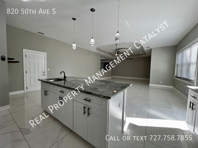 Building Photo - Amazing 4 bedroom 3 bath open floor plan i...