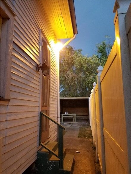 Building Photo - 921 N Miro St