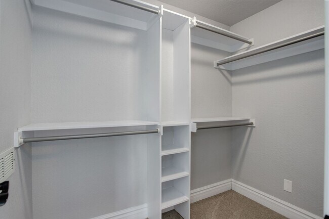 Building Photo - 4 Bed | 2 Bath | Spacious Backyard | Prime...
