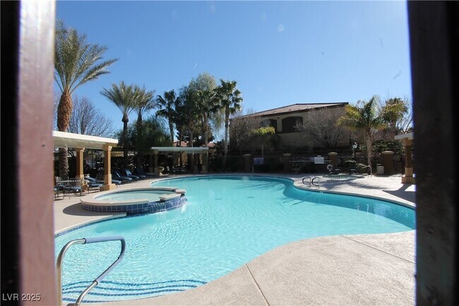 Building Photo - 950 Seven Hills Dr