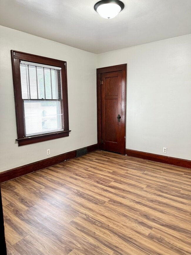 Building Photo - Charming Southside 2 Bedroom is Move-In Re...