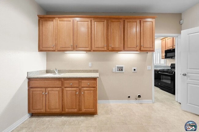 Building Photo - 2751 Sandalwood Dr