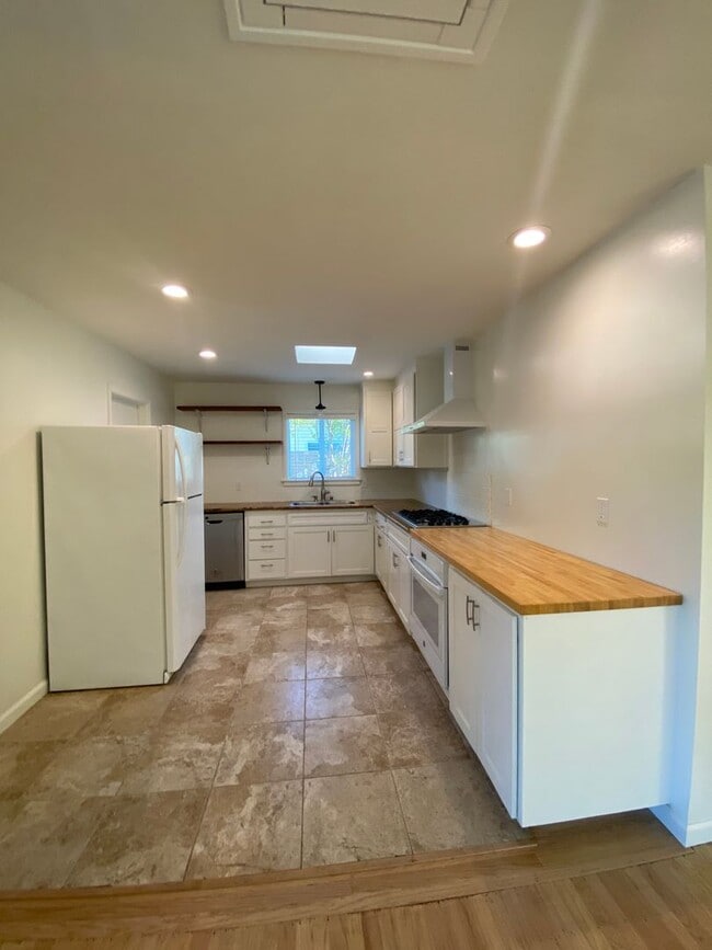 Building Photo - Bright & Cheery 2 Bedroom Home