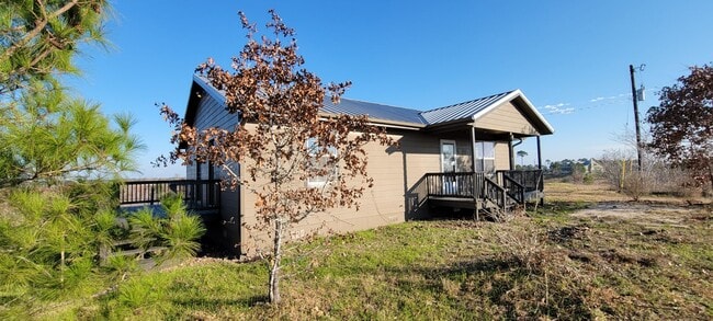Building Photo - Spacious Two Bedroom home - Country Settin...