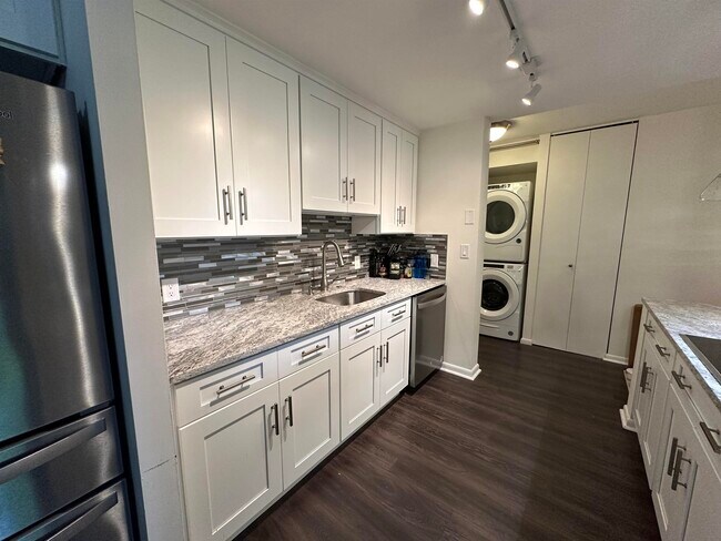 Building Photo - 200 Grand Cove Way