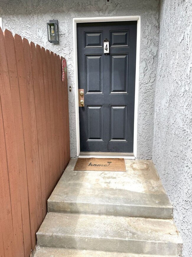 Building Photo - Updated 2 bedroom split level townhome
