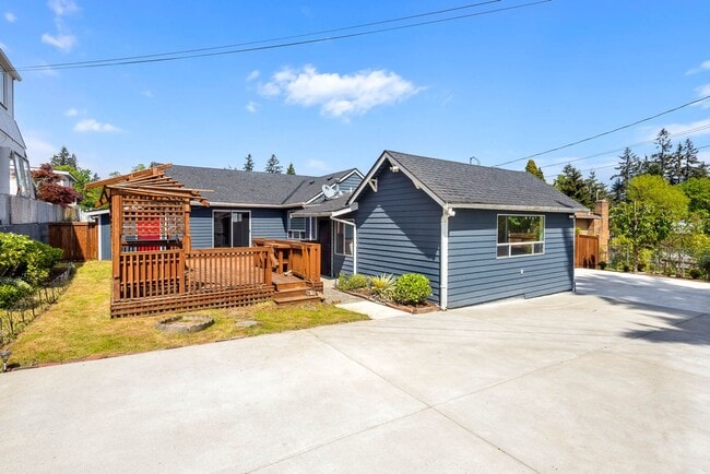 Building Photo - Charming 3 Bedroom Home on Expansive Lot – Ideal Location!