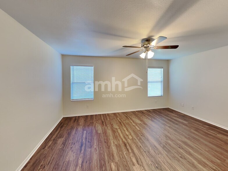 Building Photo - 217 N Willow Way