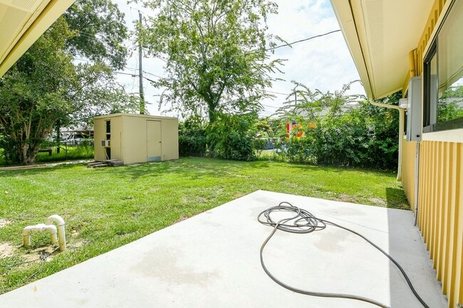 Building Photo - 1860 Lynnview Dr
