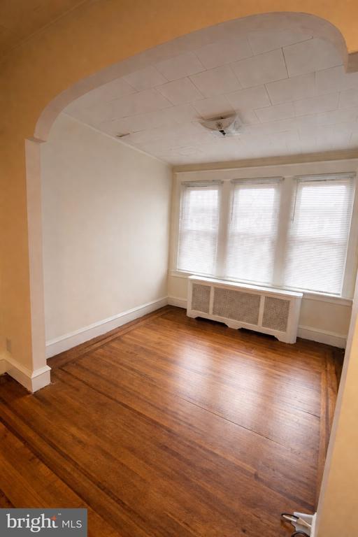 Building Photo - 652 Jamestown Ave.