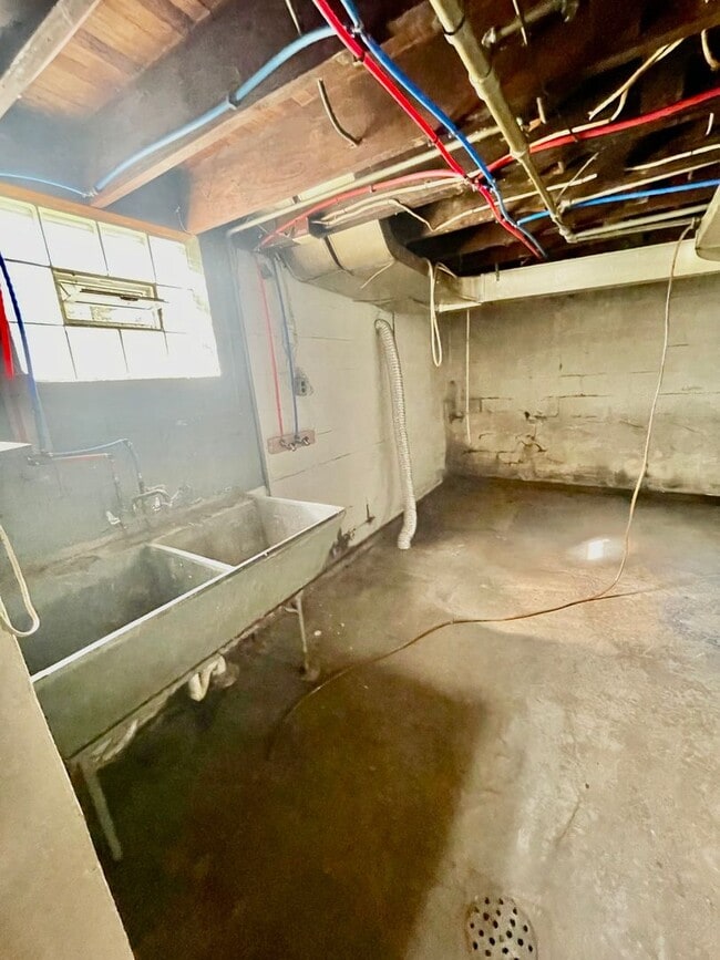 Building Photo - 3 Bed-1 Bath Turtle Creek PA