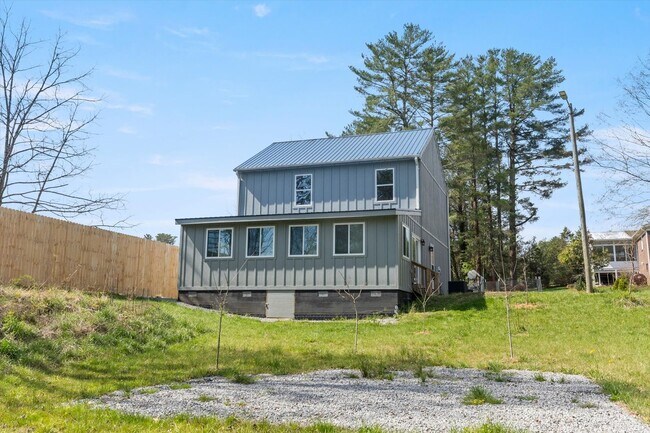 Building Photo - In Town Near The Bike Path