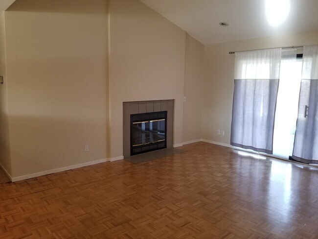 Building Photo - Nice 3bd/2bth home with private yard!