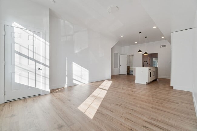 Building Photo - 506 Foreland St