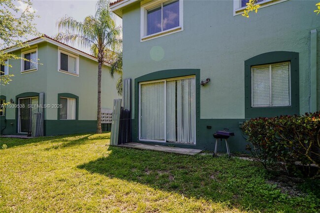 Building Photo - 1441 SE 24th Ct