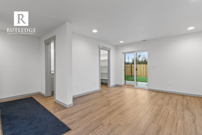Building Photo - 3 Bed/2.5 Bath Townhome in Medford