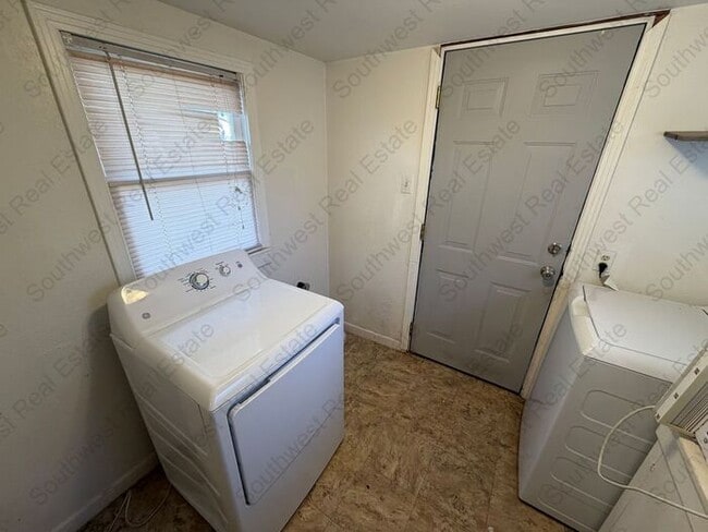 Building Photo - Spacious 3-bedroom 1 bath home