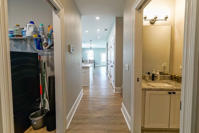 Building Photo - Available end of January in beautiful Summ...