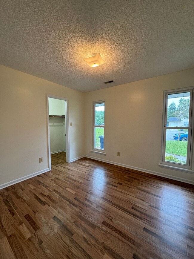 Building Photo - Snuggle Up on Sitton