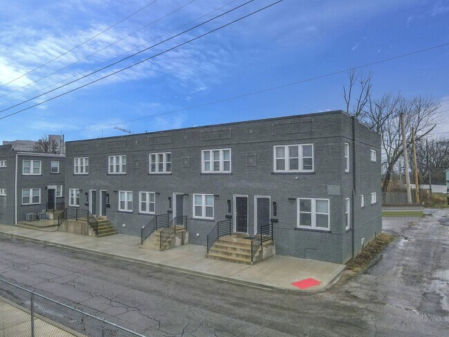 Building Photo - Modern 2BR Townhouse Walk to Downtown All Utilities Included