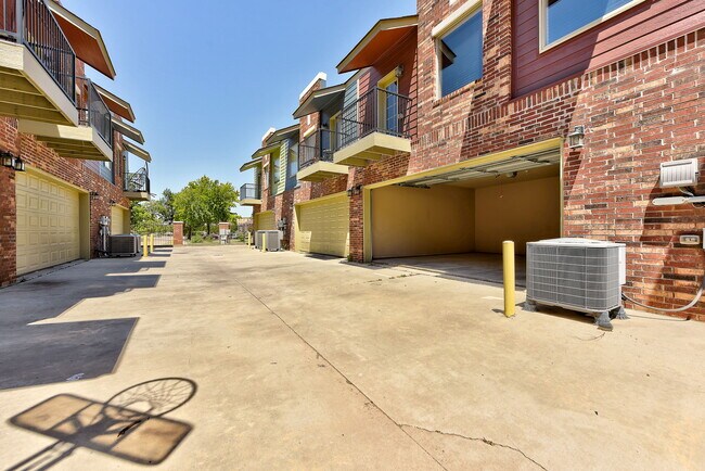 Building Photo - 2113 Houston Ave