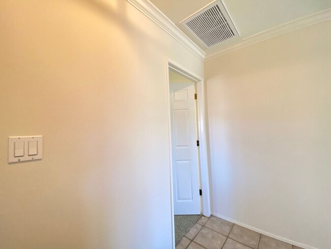 Building Photo - Beautiful corner condo in Lake San Marcos