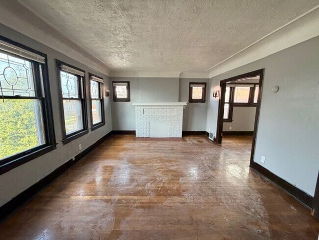 Building Photo - 4287 W Grand St