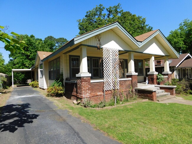 Building Photo - Cute 3 Bedroom 2 Bath House