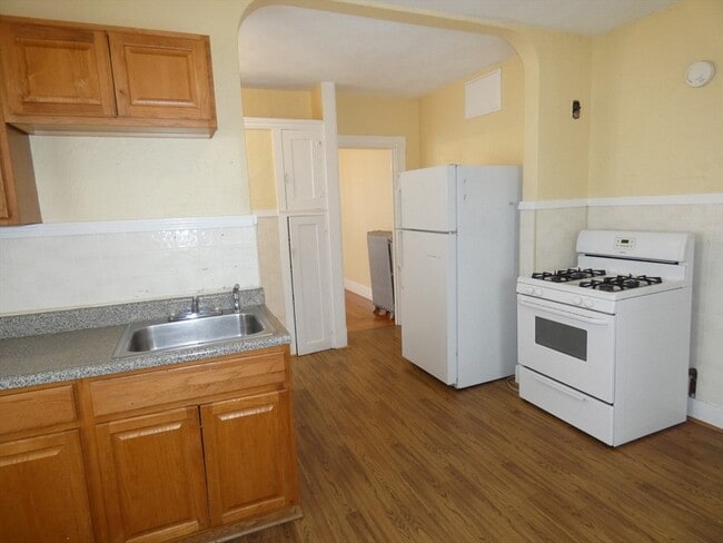 Building Photo - 58 Monument St