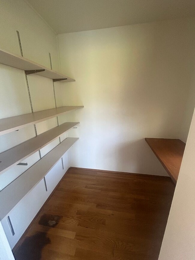 Building Photo - 3 bed, 2 1/2 bath house