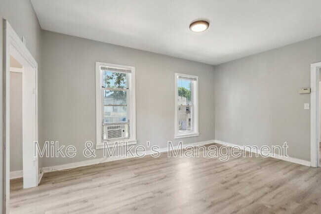 Building Photo - 506 E Linus St