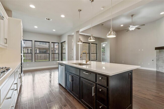 Building Photo - 5009 Mandevilla Dr