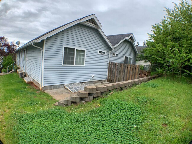 Building Photo - 5235-5237 Springcrest Drive S