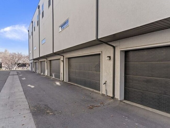 Building Photo - Downtown Beautiful 4 bed, 4 bath town-home