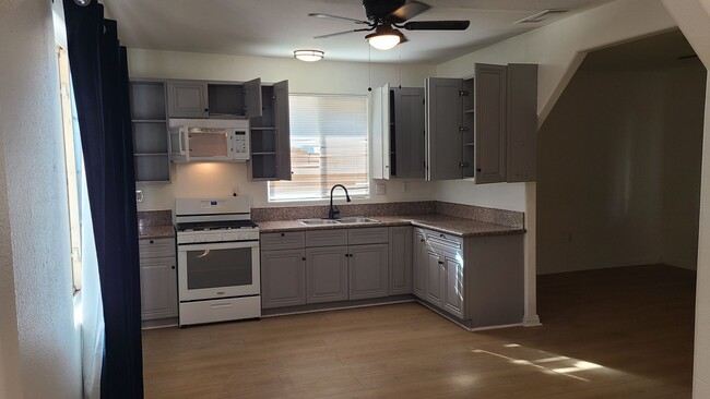 Building Photo - **2 Bdrms 1 Bath Detached Duplex in Hemet, CA**