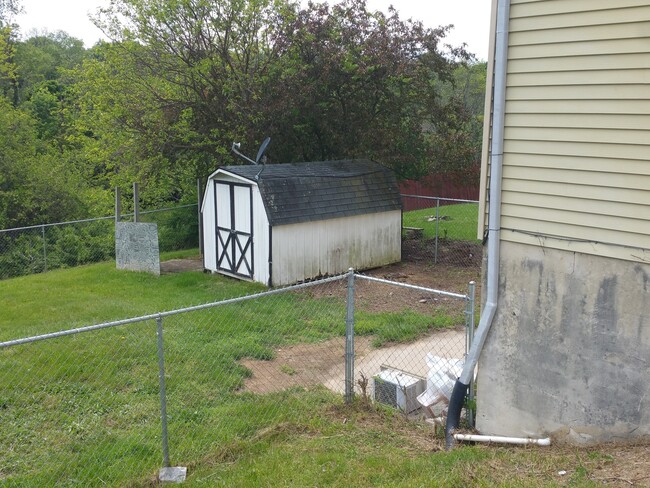 Building Photo - Spacious 3 Bedroom Townhome