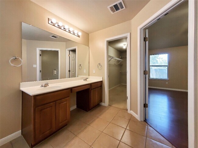 Building Photo - 491 Goldenrod St