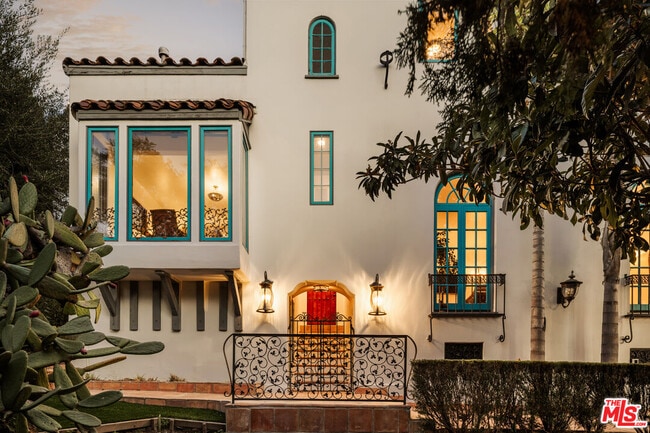 Building Photo - 2002 N Las Palmas Ave