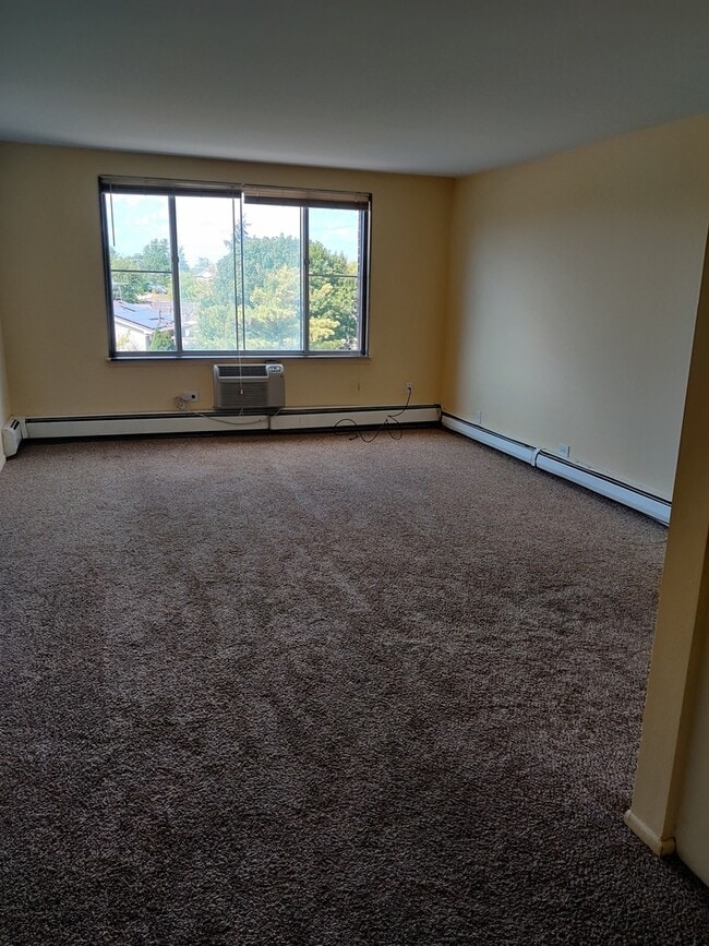 Building Photo - 1880 Bonnie Ln