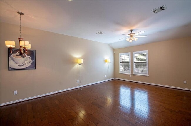 Building Photo - 915 W Heights Hollow Ln