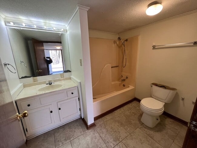 Building Photo - Renovated 1 Bedroom 1 Bath Loft for Rent!!