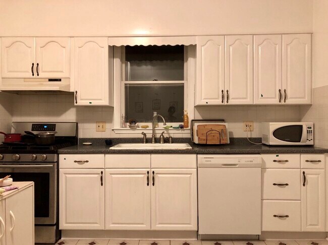 Building Photo - 64 Willow St