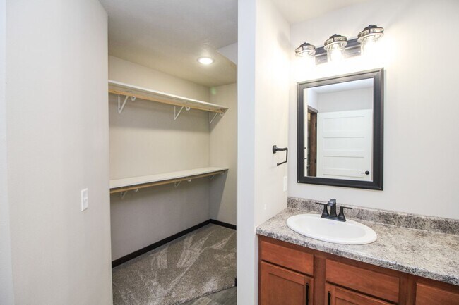 Building Photo - Newer 3 bed 2 bath in Tea  Special rate $1775 with a 13 month lease