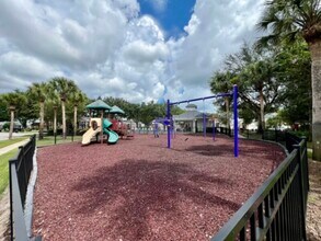Building Photo - 4 bedroom 2 bath home Near UCF Lawn Servic...